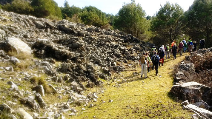Senderistas sexitanos recorrieron una nueva ruta del Parque Natural de las Sierras de Alhama, Almijara y Tejeda